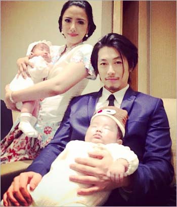 ディーン・フジオカと妻のヴァニーナ、双子の子供の写真