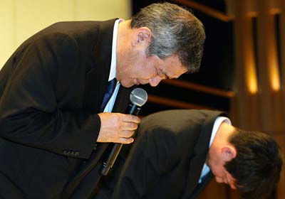 巨人の高木京介投手が野球賭博への関与発覚で会見開き、頭を下げて謝罪した読売巨人軍の久保博社長