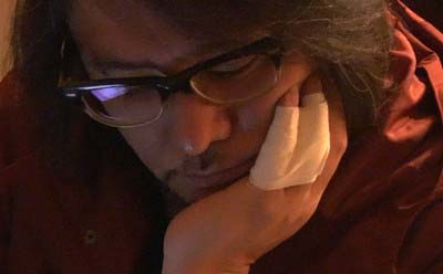 佐村河内守のドキュメンタリー映画『FAKE』でのワンシーン