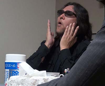 佐村河内守のドキュメンタリー映画『FAKE』で頬を叩き、音のリズムを表現しているシーン