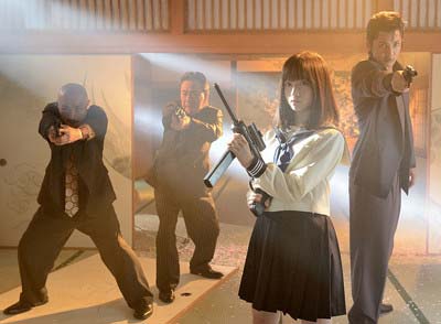 橋本環奈が初主演映画『セーラー服と機関銃-卒業-』のワンシーン