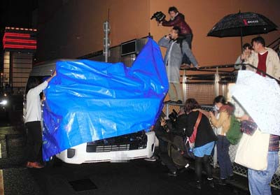 超厳戒態勢の中、ライブ会場を後にするゲス極のメンバー