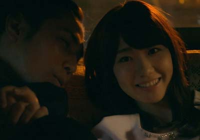 ドラマ『桜坂近辺物語』で柏木由紀が袴田吉彦とイチャつき、至近距離で笑顔のシーン