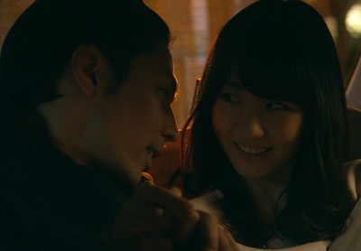 ドラマ『桜坂近辺物語』で柏木由紀が袴田吉彦とイチャつき、見つめ合うシーン