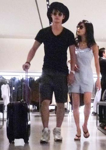 東京・銀座の『ZARA』で撮影された小島瑠璃子とロビン(呂敏)の『フライデー』ツーショット写真