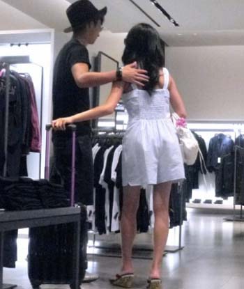 小島瑠璃子とロビン(呂敏)の『フライデー』ツーショット写真