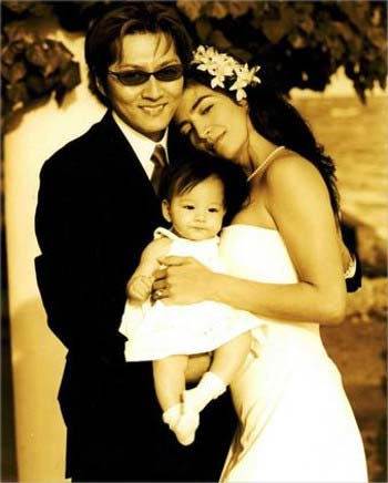 米米CLUBの石井竜也がマリーザと結婚した当時撮影された長女サリーナとのスリーショット写真