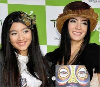 米米CLUBの石井竜也の長女サリーナ、妻のマリーザの母娘ツーショット写真