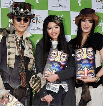 2月に撮影された米米CLUBの石井竜也の長女サリーナ、妻のマリーザとのスリーショット写真