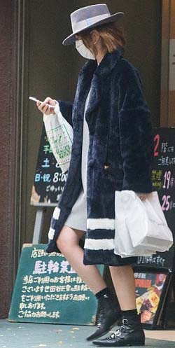 2人分のパンとコーヒーを買って帰宅する本田翼の写真