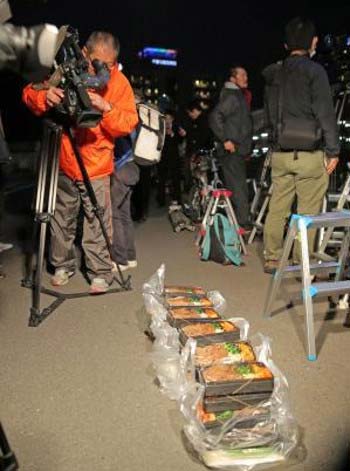 報道陣に差し入れられた焼肉弁当