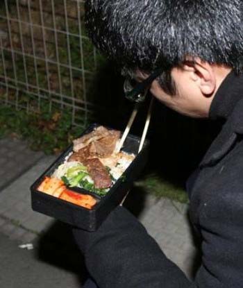 清原和博被告の関係者から差し入れられた焼肉弁当に手を付けるスポニチの記者