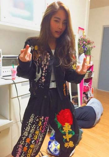 ハコイリムスメ樋井紅陽が特攻服を着用して中指を立てている姿