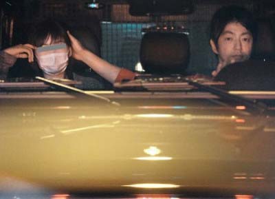 大沢たかおと医者の令嬢との車中ラブラブツーショット