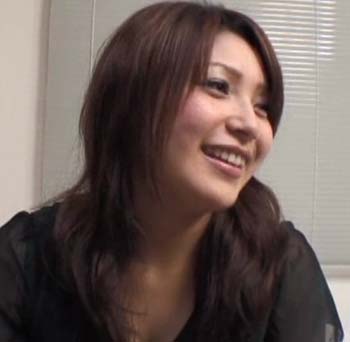 アダルト作品に出演している新田恵海似の女性の横向き