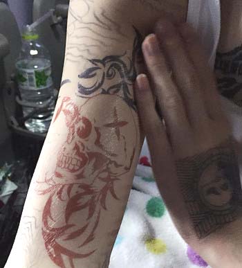 鳥居みゆきのタトゥー腕