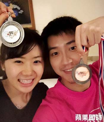 福原愛選手と江宏傑選手のツーショット写真