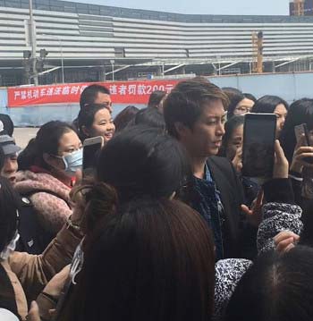 中国・上海の空港に山下智久目当てで詰めかけた多くの中国人ファン