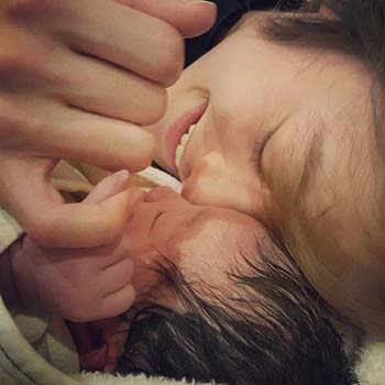 西山茉希と出産したばかりの赤ちゃん