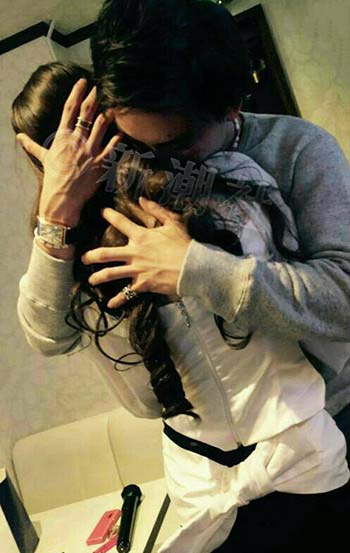 バドミントン男子・桃田賢斗選手が錦糸町の年上スナックママと抱擁している写真