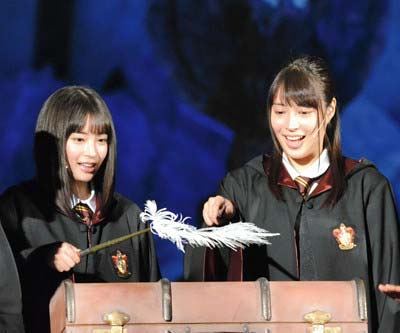 広瀬すずと広瀬アリス姉妹がUSJのハリーポッターイベントで共演した際のツーショット写真の2枚目