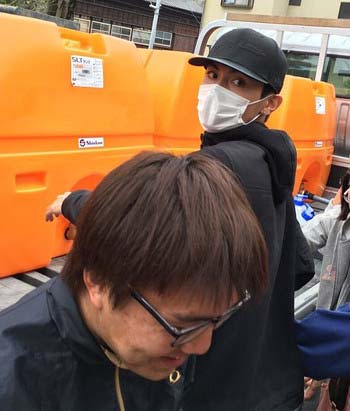 熊本入りし、給水活動を行う高良健吾