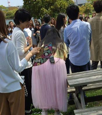 『「ぷっ」すま』のロケで渡辺直美と話している様子の中島健人