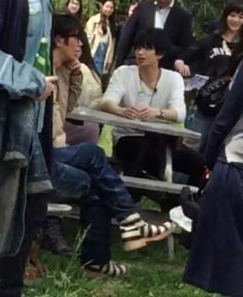 『「ぷっ」すま』のロケでユースケ・サンタマリア等と雑談している様子の中島健人