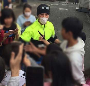 熊本大地震の被災地で被災者に囲まれるSMAP・中居正広