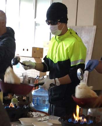 熊本大地震の被災地でピラフを作るスマップの中居正広