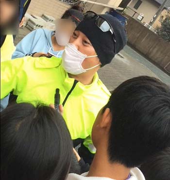 熊本地震の被災地を訪れ、避難所で撮影されたSMAP・中居正広の写真