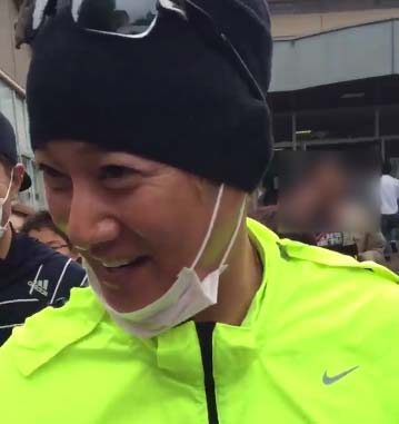 スマップの中居正広が熊本の避難所を訪れて笑顔を見せる