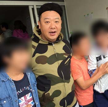 熊本県の避難所を訪れたTKO木下隆行が地元の子どもと触れ合う姿