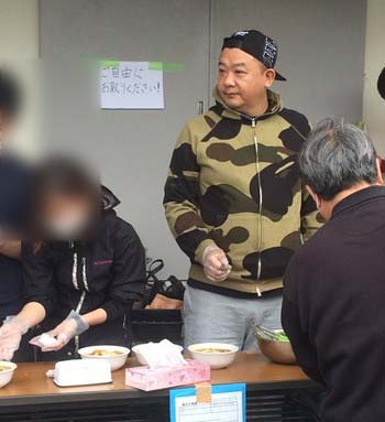 熊本県の避難所を訪れたTKO木下隆行が炊き出しに参加する姿
