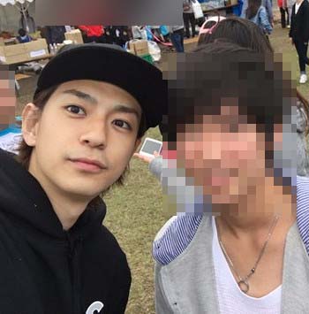 熊本の被災地で記念写真を撮る三浦翔平