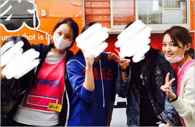 熊本地震の炊き出しもランティアに参加した佐々木希とchayが地元の高校生と記念写真