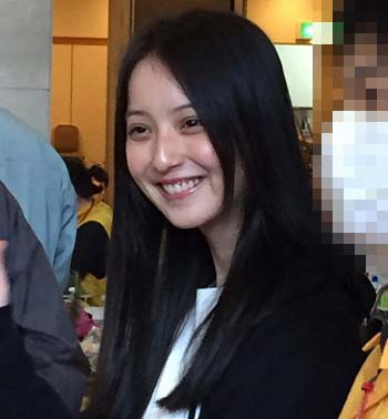 被災地で笑顔を見せるスッピンの佐々木希