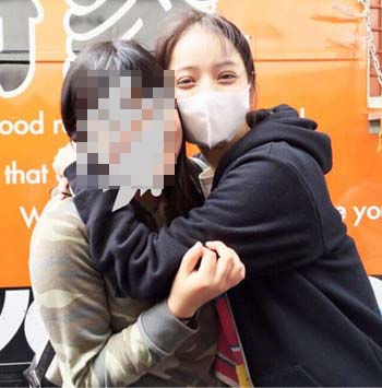スッピンの佐々木希が熊本の被災地でツーショット写真