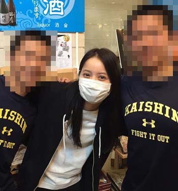 被災地訪問の佐々木希が高校生2人と記念写真
