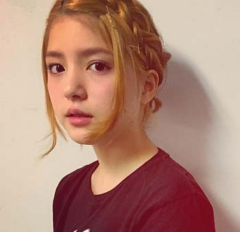 川島海荷がイメージチェンジで金髪に