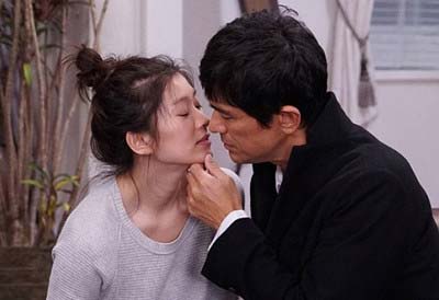 フジテレビドラマ『オトナ女子』で共演の篠原涼子と江口洋介のキス寸前のシーン