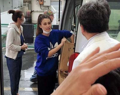 ダレノガレ明美が熊本地震の被災地の動物病院を訪れた際の写真