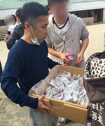 熊本地震の避難所を極秘訪問したナイナイ岡村が支援物資を直接配布する姿を撮影した写真2