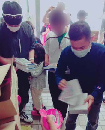 熊本地震の避難所を訪れたスマップの中居正広とナインティナインの岡村隆史がニンテンドー3DS？を配布する姿を撮影した写真
