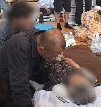 熊本の避難所を訪れた笑福亭鶴瓶が避難所のお年寄りに寄り添う姿を撮影した写真2