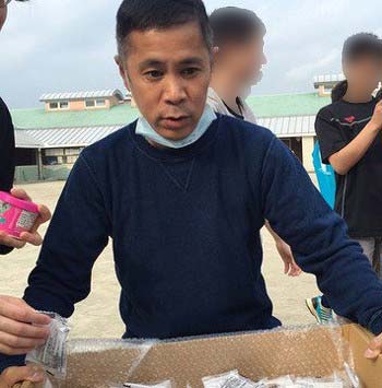 熊本地震の避難所を極秘訪問したナイナイ岡村が支援物資を直接配布する姿を撮影した写真1