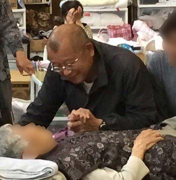 熊本の避難所を訪れた笑福亭鶴瓶が避難所のお年寄りに寄り添う姿を撮影した写真