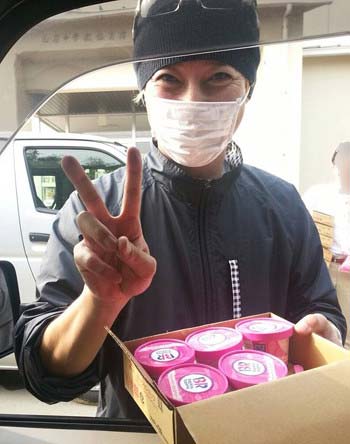 熊本の避難所などを訪れたSMAPの中居正広がサーティワンのアイスクリームを配布する写真2