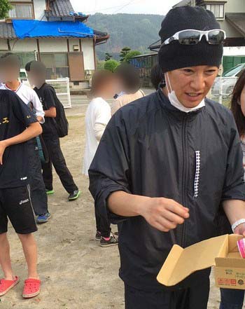 熊本の避難所などを訪れたSMAPの中居正広がサーティワンのアイスクリームを配布する写真1