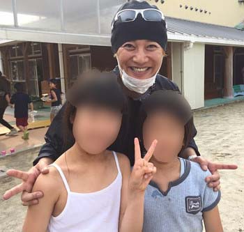 熊本の避難所などを訪れたSMAPの中居正広が避難所の子どもと撮影した写真